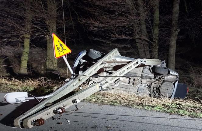 Strzelce Namysłowskie: Naćpany 24-latek roztrzaskał BMW! W aucie pijane koleżanki [ZDJĘCIA] 