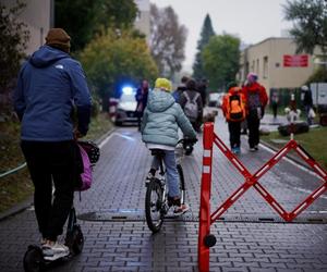 Kolejna Szkolna ulica w Warszawie. Samochodem tam nie wjedziesz