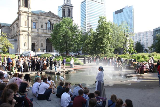 Teatr Żydowski. Aktorzy wychodzą na ulicę.