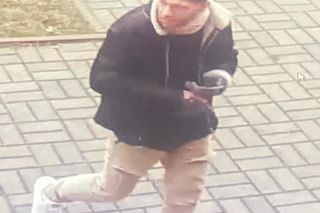 Prosił o pokazanie złotych pierścionków i uciekał ze sklepu z całą paletą. Policja opublikowała zdjęcia mężczyzny