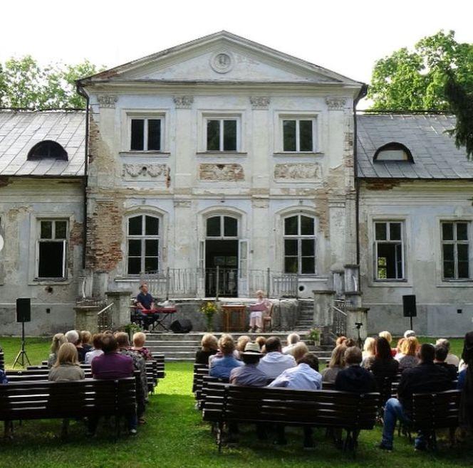 Dominika Ostałowska (Marta w M jak miłość) w Muzeum Cypriana Norwida w Dębinkach