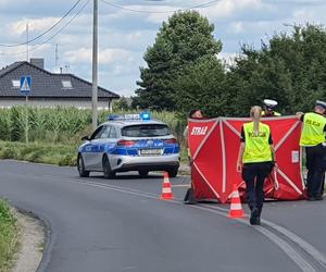 55-letni motorowerzysta zabił się na barierkach! Tragiczny wypadek pod Gnieznem [ZDJĘCIA]