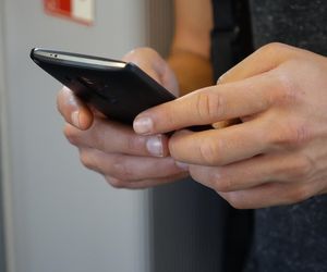 Jak reagować na podejrzane SMS-y? Oszuści wykorzystują wiele metod