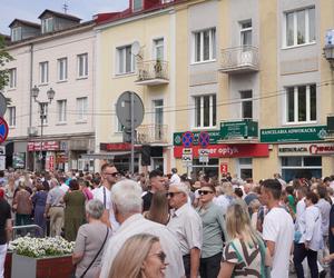 Boże Ciało 2024. Tłumy wiernych przeszły w procesji ulicami Białegostoku