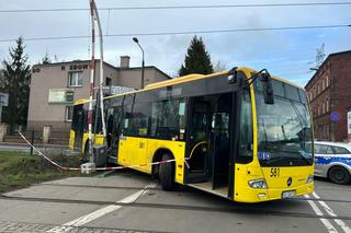 Katowice: autobus ZTM uszkodził szlaban kolejowy. Kierowca nie wyrobił na zakręcie