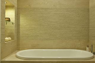 Mozaika trawertynowa w łazience z kamieniem naturalnym