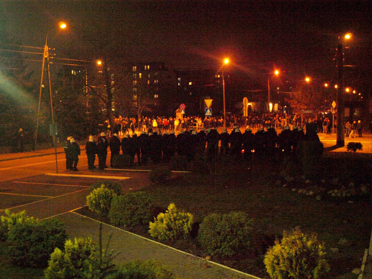 Koledzy zmarłego Rafała napadli na komisariat