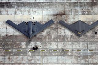 B-21 Raider (z prawej) obok B-2 Spirit.