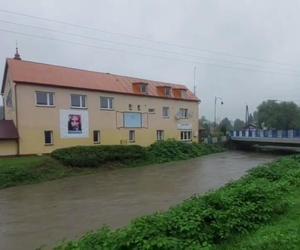 Zagrożenie powodziowe w Śląskiem. Zalane drogi, lokalne podtopienia w całym regionie