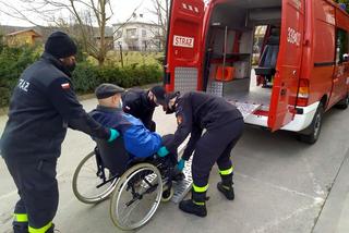 Każdego dnia podkarpaccy strażacy pomagają dotrzeć do punktów szczepień