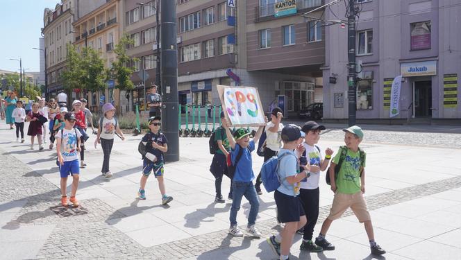 Dni Bajki 2024. W centrum Olsztyna zrobiło się bajkowo. Dzieci przejęły władzę nad miastem [ZDJĘCIA]