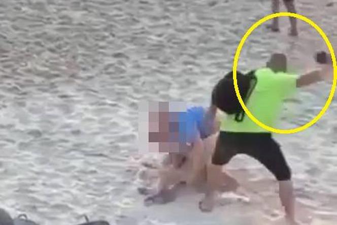 Seks na plaży w Mielnie. Kim jest mężczyzna z klapkiem?