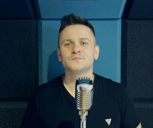 Arek Kopaczewski z kolejnym utworem. “Szkoda łez” to piękna oda do disco polo lat 90.