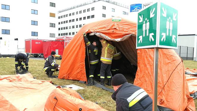 Koronawirus: namioty straży pożarnej przed szpitalami w Małopolsce. O co chodzi? [ZDJĘCIA]