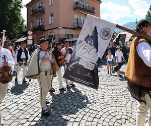 150-lecie przewodnictwa tatrzańskiego. Przemarsz przewodników po Krupówkach w Zakopanem