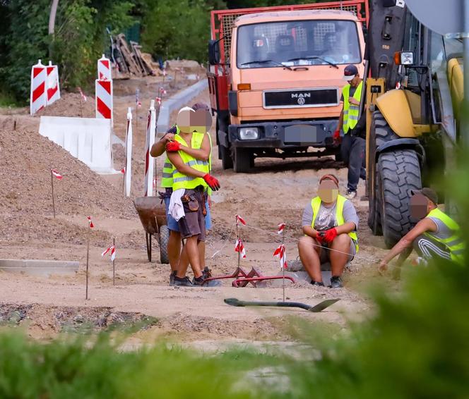 Kierowcy tkwią w korkach, robotnicy się śmieją. Sielankowy nastrój podczas remontu