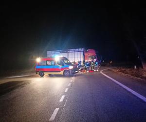 Wypadek w Orzeszu. Volkswagen wbił się w ciężarówkę