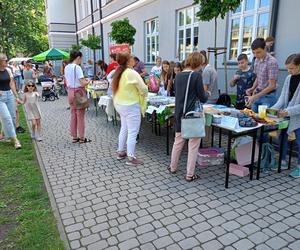 Nowa ławka Gaudiego została uroczyście odsłonięta podczas Pikniku Rodzinnego 2024 w siedleckiej Jedynce