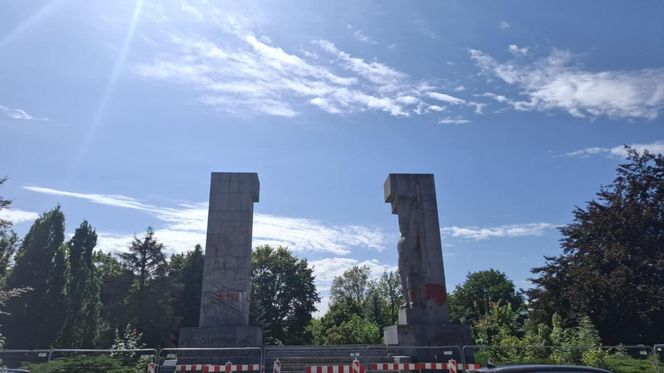 Pomnik "szubienic" w Olsztynie. Nawrocki i Kaczyński chcieli go zburzyć
