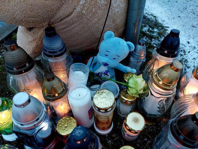 Tramwaj śmiertelnie potracił 14-latkę. Mieszkańcy Bydgoszczy przynoszą znicze, kwiaty i pluszaki
