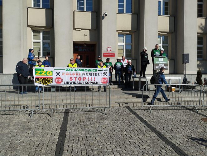 Górnicy protestowali pod ministerstwem przemysłu w Katowicach przeciwko likwidacji KWK Bielszowice