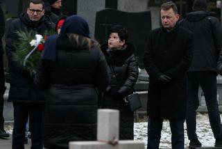 Obchody miesięcznicy. Jarosław Kaczyński w towarzystwie premiera na cmentarzu Powązkowskim.
