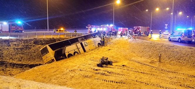 Tragedia na autostradzie A4. Autokar runął do rowu. Zginęła 1 osoba, jest 9 rannych! [ZDJĘCIA]