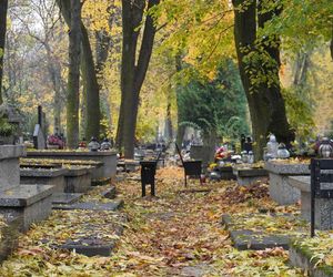 Zbliża się Dzień Wszystkich Świętych. Jak wyglądają przygotowania na najstarszym cmentarzu w Lublinie?