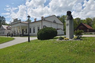 To jeden z najpiękniejszych dworów w Małopolsce. Należał do sławnego kompozytora