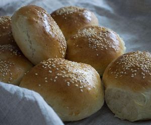Już więcej nie kupisz bułek w piekarni. Z tym przepisem zrobisz je na piątkę z plusem 