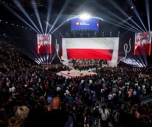 Konwencja KO w Gliwicach. Tusk, Trzaskowski, Protest związkowców i sprzedaż flag Polski i UE