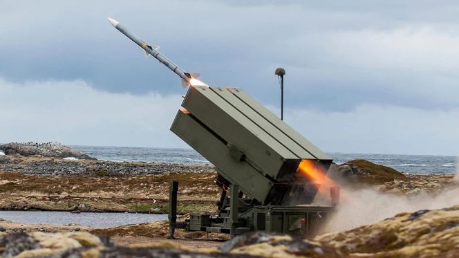 Start pocisku AIM-120 AMRAAM z wyrzutni NASAMS