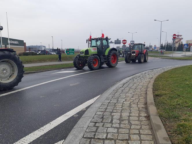 Strajk rolników w Tarnowie. Policja i rolnicy pod stadionem Bruk Betu Termaliki Nieciecza. Przejazd przez miasto