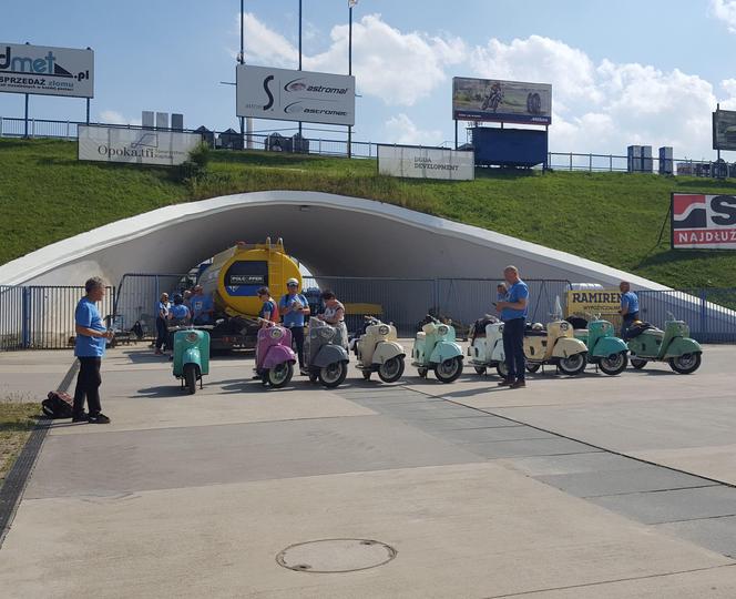 Osy kręciły kółka na stadionie żużlowym w Lesznie. Ogólnopolski zlot skuterów Osa Osieczna-Leszno 