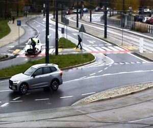 Rowerzysta wylądował na masce i dostał mandat. Ekspert podważa decyzję policjantów