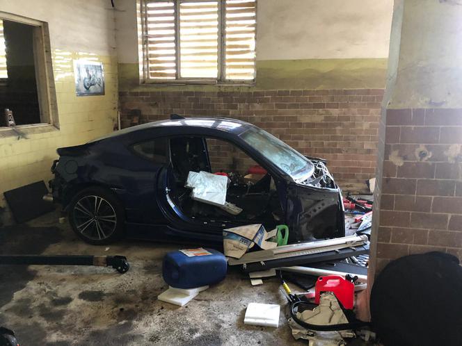 Zlikwidowano dwie "dziuple" pod Warszawą, odzyskano mazdę i trzy toyoty