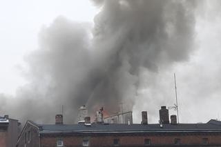 Płonie kamienica w Siemianowicach Śląskich. Strażacy ewakuowali mieszkańców 