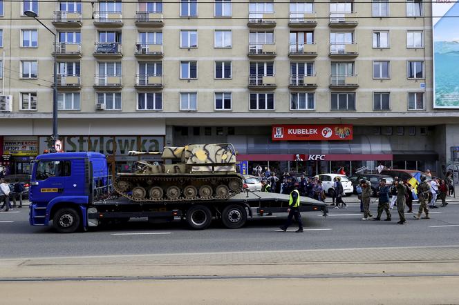 Strajk Kobiet na ulicach z czołgiem i traktorem. Demonstracja przeciwko wojnie