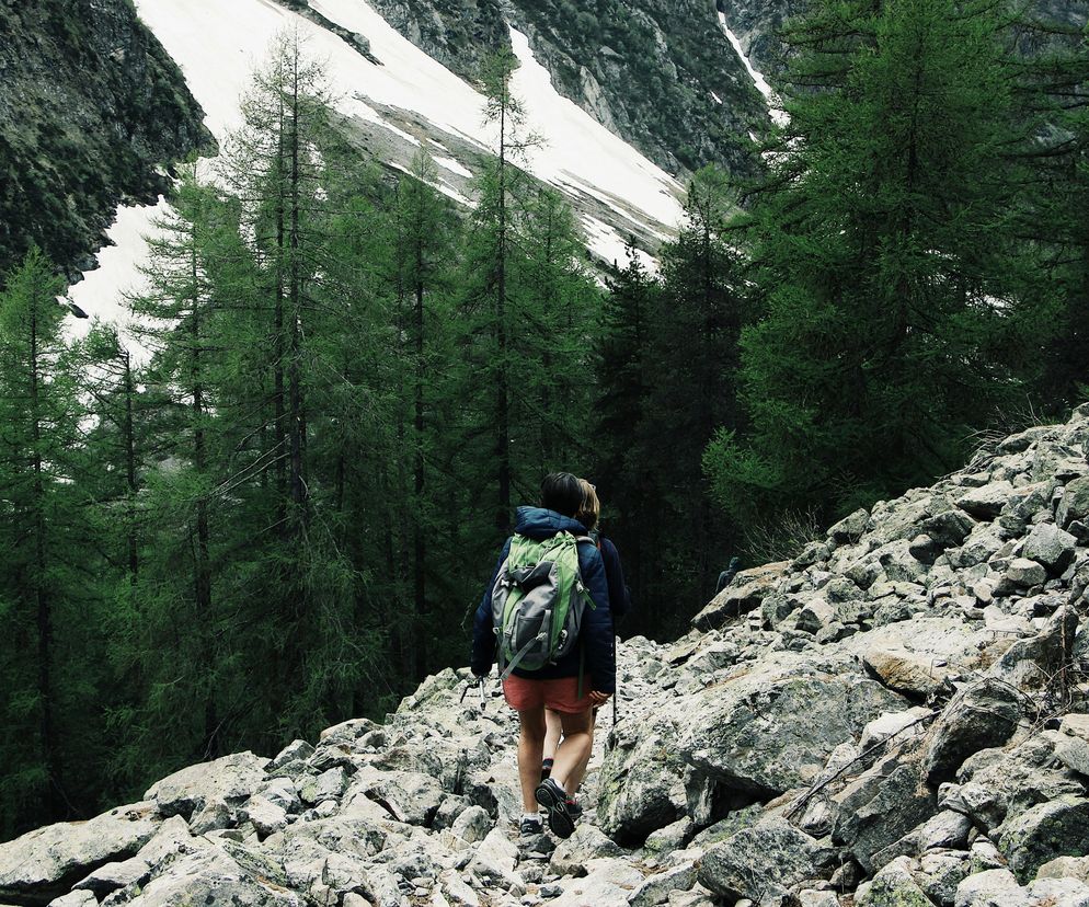 Jak wybrać obuwie trekkingowe i turystyczne: poradnik dla początkujących i doświadczonych turystów
