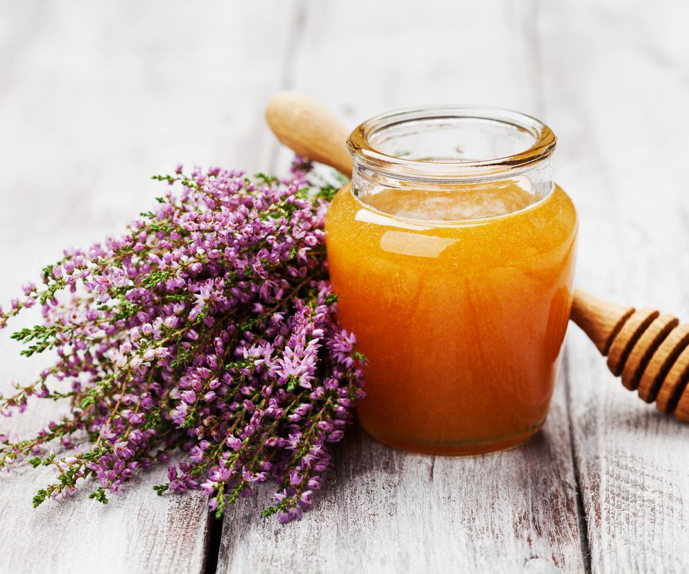 Miód wrzosowy nazywany jest królem miodów.