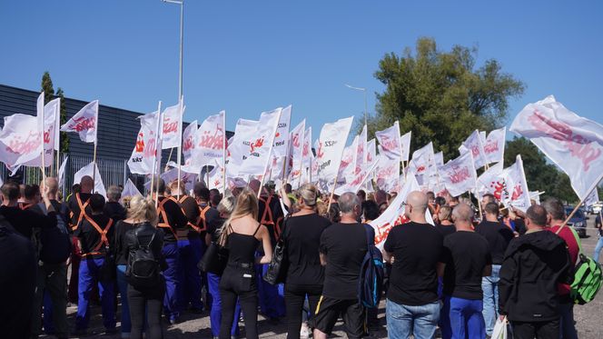 Pikieta pracowników Beko. Pracę straci 1100 osób. „Czujemy się oszukani i sfrustrowani”