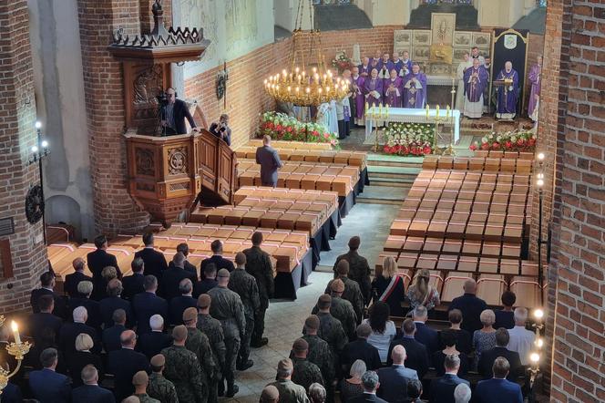 Pogrzeb szczątków ponad 700 ofiar niemieckich zbrodni. 188 trumien w kościele w Chojnicach