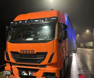 Wypadek pod Toruniem. Znicze wysypały się na drogę