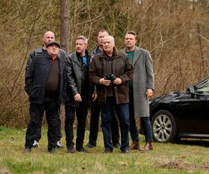 Na Wspólnej odc. 4042. Hebel (Tadeusz Huk), Seba (Bartosz Głogowski), Zawias (Sławomir Sulej), Konrad (Marek Bukowski)