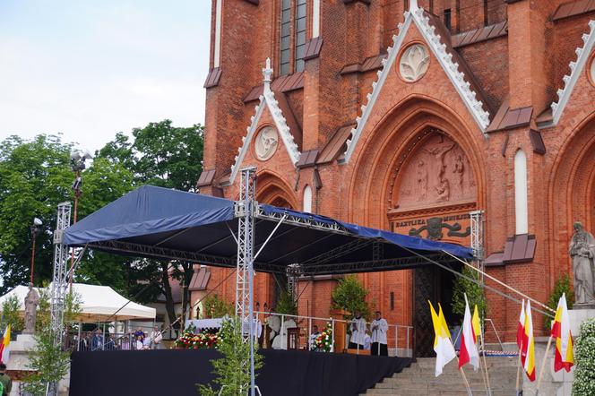 Boże Ciało 2024. Tłumy wiernych przeszły w procesji ulicami Białegostoku