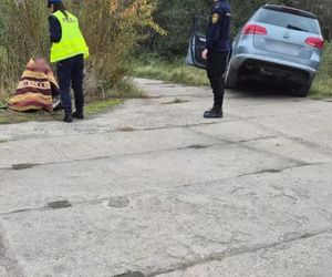 Pijany kierowca zawisł nad rowem. Po podłodze auta walały się puszki po alkoholu