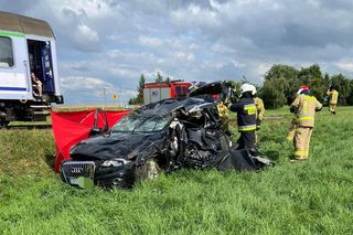 Audi zmiażdżone przez pociąg na przejeździe kolejowym. Nie żyje 45-letnia kobieta