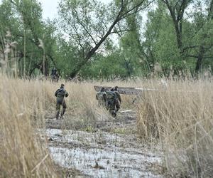 Warszawa. Wojsko wyciąga samolot, który wpadł do bagna