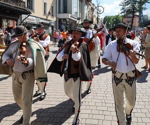 150-lecie przewodnictwa tatrzańskiego. Przemarsz przewodników po Krupówkach w Zakopanem