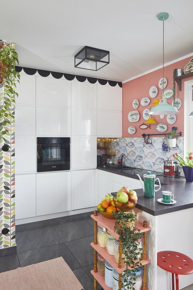Kolorowa ściana w kuchni – na dwa sposoby